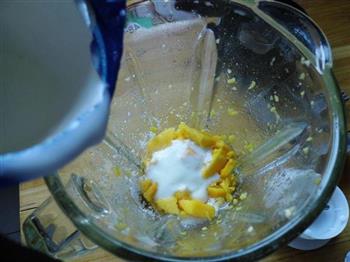 芒果酸奶冰淇淋的做法步骤3
