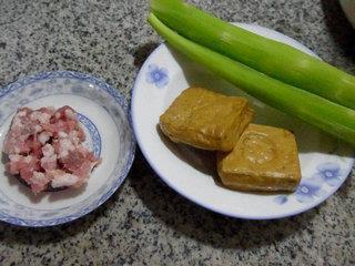 肉末香干炒莴笋的做法步骤1