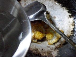 鹌鹑蛋炒菠菜的做法步骤3