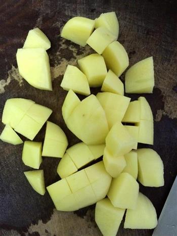 土豆焖鸭的做法图解1