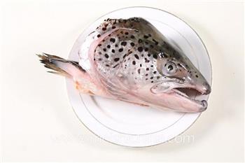 懒人版酸菜焖鱼头的做法图解1