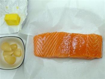 香蒜奶油鲑鱼的做法步骤1