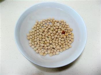 黄豆花生红枣豆浆的做法图解1