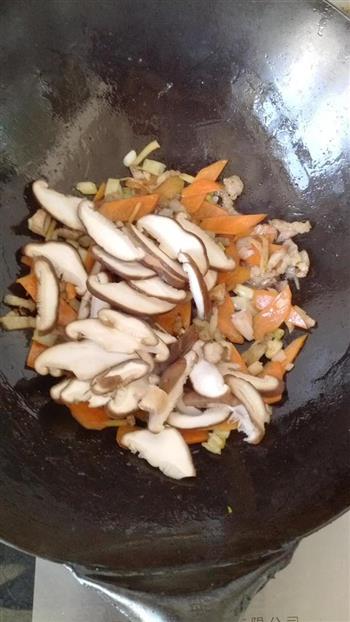香菇肉丝炒面的做法步骤4