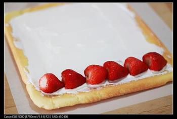 草莓奶油蛋糕卷的做法步骤6