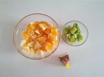 西芹香橙美颜汁的做法步骤1