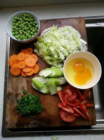 鸡蛋蔬菜面的做法步骤1