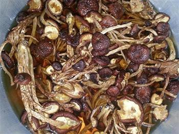 茶树菇排骨养生汤的做法步骤1