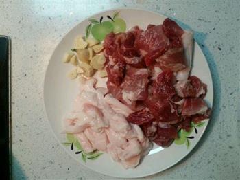 简单的东北酸菜炖肉的做法图解2