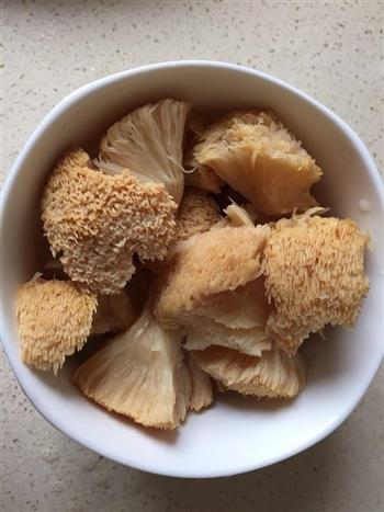 猴头菇莲子猪肚汤的做法步骤2