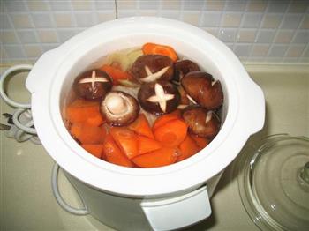 香菇胡萝卜棒骨汤的做法图解3