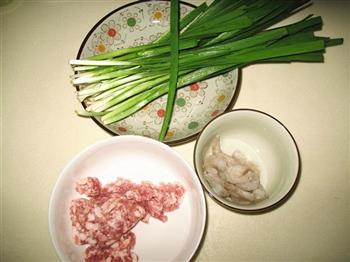 韭菜虾仁猪肉饺子的做法图解1