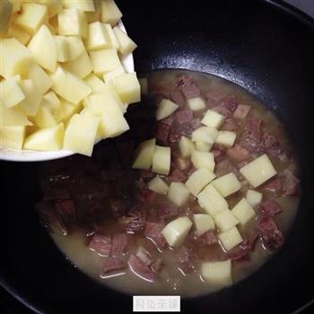 土豆牛肉咖喱蛋包饭的做法步骤3