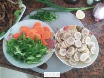 青椒胡萝卜炒肉卷的做法步骤2