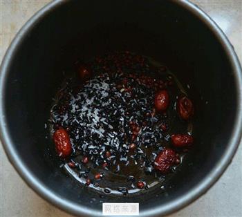 红豆黑米粥的做法图解1