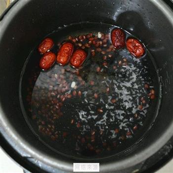 红豆黑米粥的做法图解2