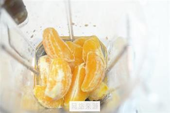 鲜榨橙汁的做法图解2