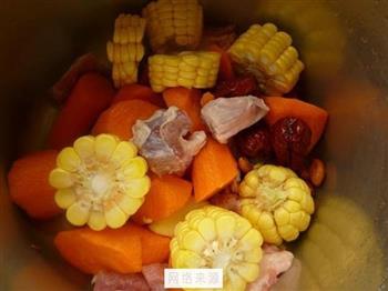 胡萝卜玉米排骨汤的做法步骤3