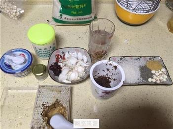 莲子百合枸杞小米粳米粥的做法步骤1