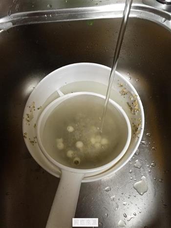 莲子百合枸杞小米粳米粥的做法步骤2