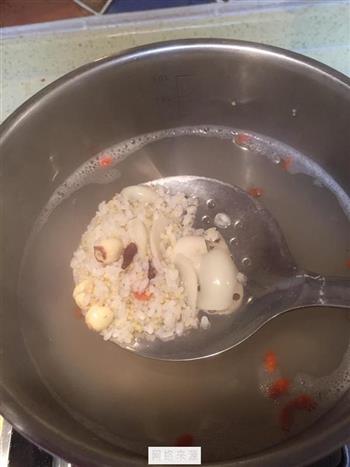 莲子百合枸杞小米粳米粥的做法步骤7
