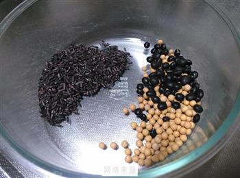 紫米黑豆豆浆的做法图解1