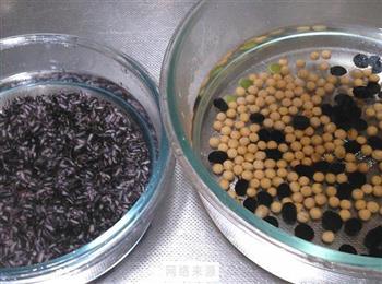 紫米黑豆豆浆的做法图解2