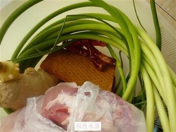 蒜苔香干回锅肉的做法步骤1