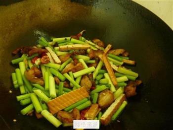 蒜苔香干回锅肉的做法步骤7