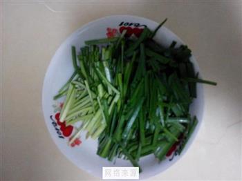 绿豆芽炒韭菜的做法图解2
