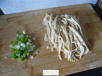 豆腐丝炒韭菜的做法图解2