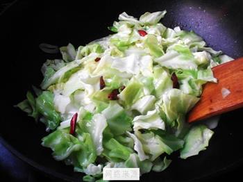 炝炒圆白菜的做法步骤9