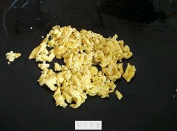 火腿肠鸡蛋炒饭的做法图解2