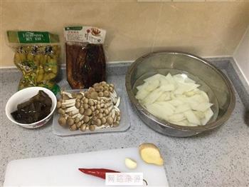 腊肉菌菇炒山药的做法步骤1