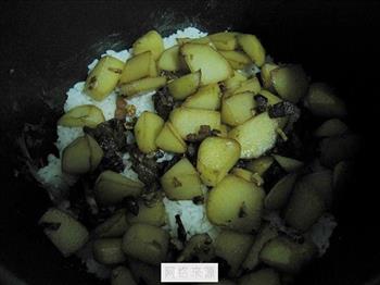 咸肉土豆焖饭的做法步骤7