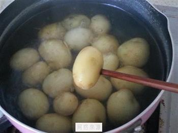 蒜香椒盐小土豆的做法步骤1