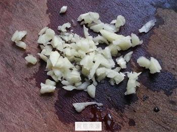 蒜香椒盐小土豆的做法步骤2