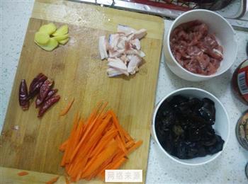 蒜苔木耳炒肉的做法步骤1