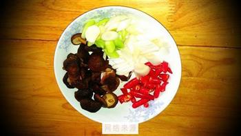 干锅鸡块炖菇仔的做法步骤1