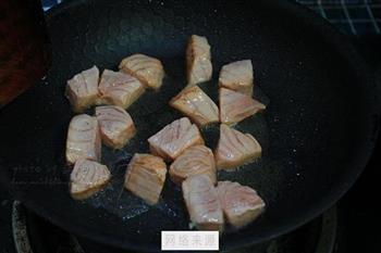 香煎三文鱼拌牛油果的做法步骤4