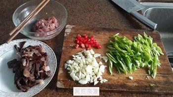 木耳青椒炒肉片的做法步骤1