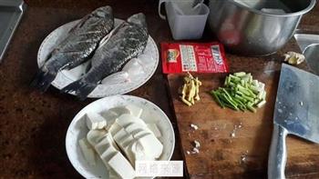 榨菜鲫鱼豆腐汤的做法图解1