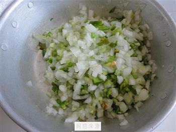 冬瓜青椒芹菜肉包子的做法步骤2