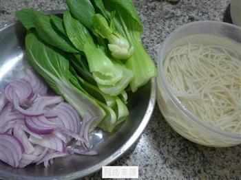 洋葱青菜素炒面的做法步骤1