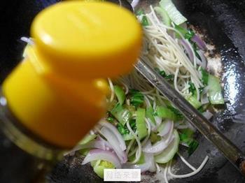 洋葱青菜素炒面的做法步骤5