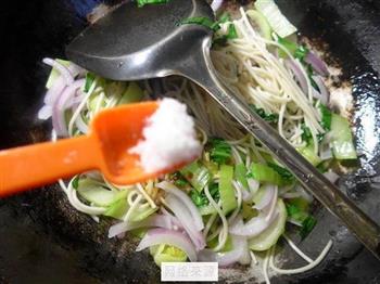 洋葱青菜素炒面的做法步骤6