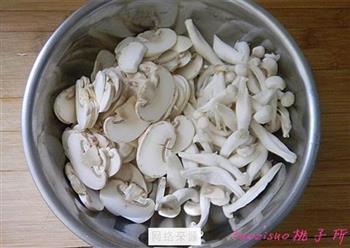 海米菌菇炒豌豆的做法图解2