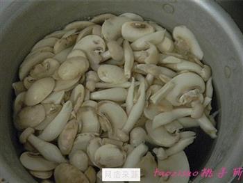 海米菌菇炒豌豆的做法图解3