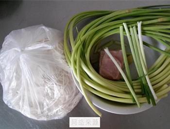 蒜苔肉丝焖面的做法步骤1