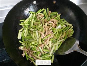 蒜苔肉丝焖面的做法步骤7